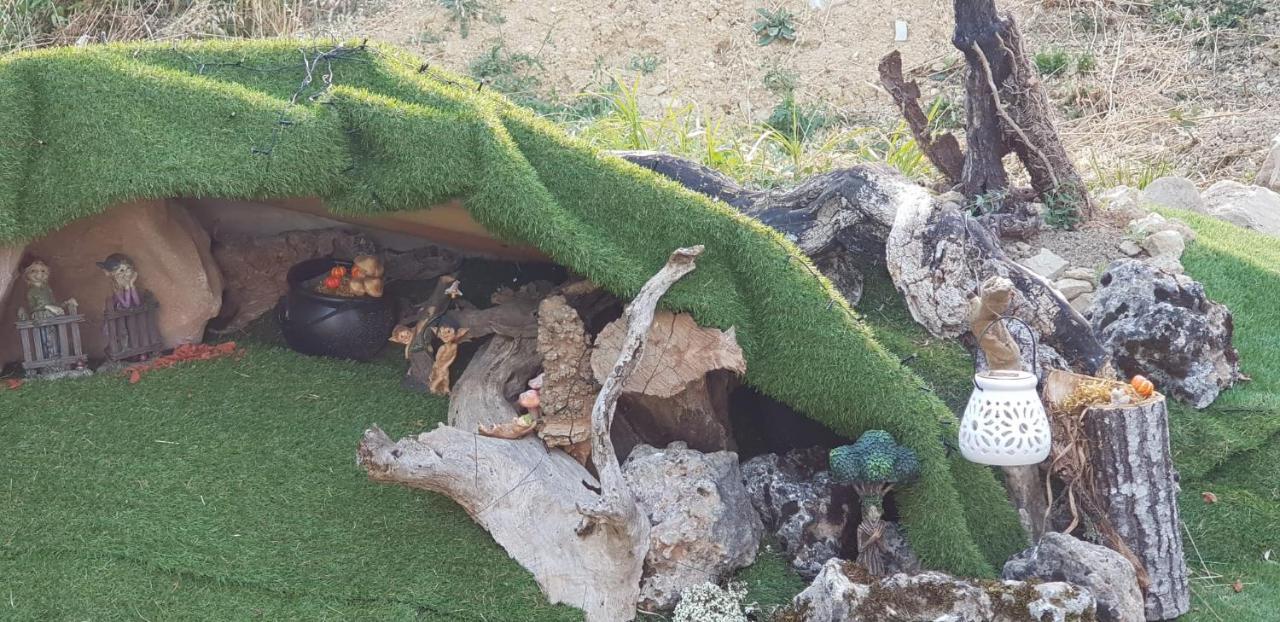 La Chaumiere Magique Des Elfes Et Ses Enigmes Bed & Breakfast Servas  ภายนอก รูปภาพ
